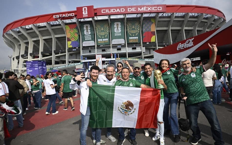Torcida do México transforma filas do Azteca em festa antes da estreia na Copa