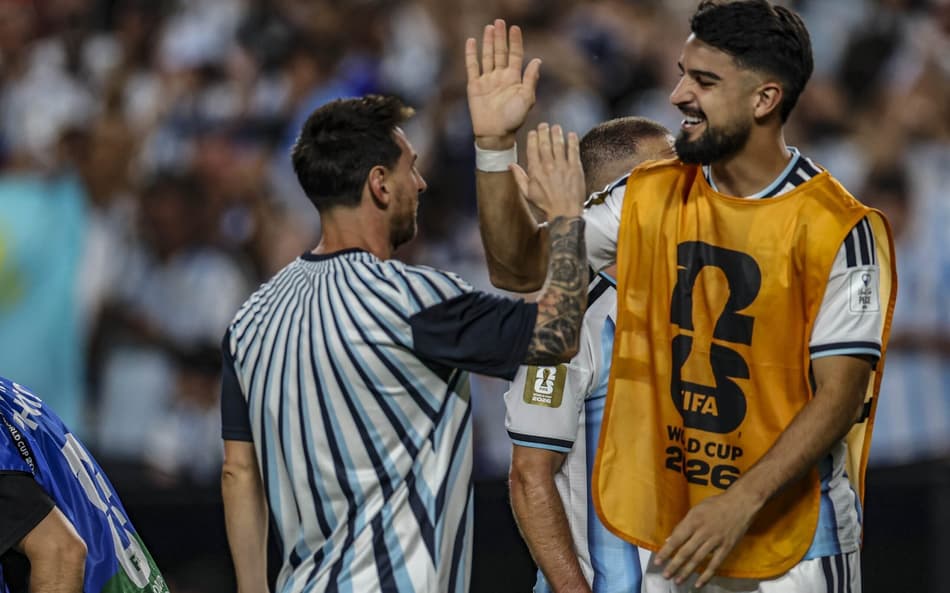 Facundo López posa ao lado de Lionel Messi após partida da Argentina