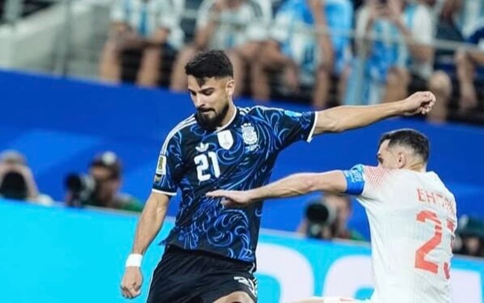 Flaco López, do Palmeiras, chuta a bola em jogo da Argentina na Copa do Mundo