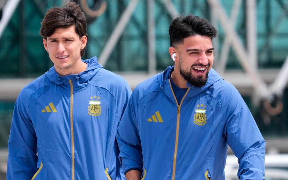 Flaco López ao lado de Balerdi em desembarque da Argentina nos Estados Unidos