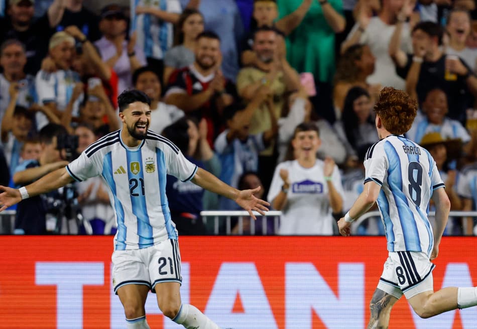 Flaco López celebra o gol de Barco para a Argentina contra a Islândia