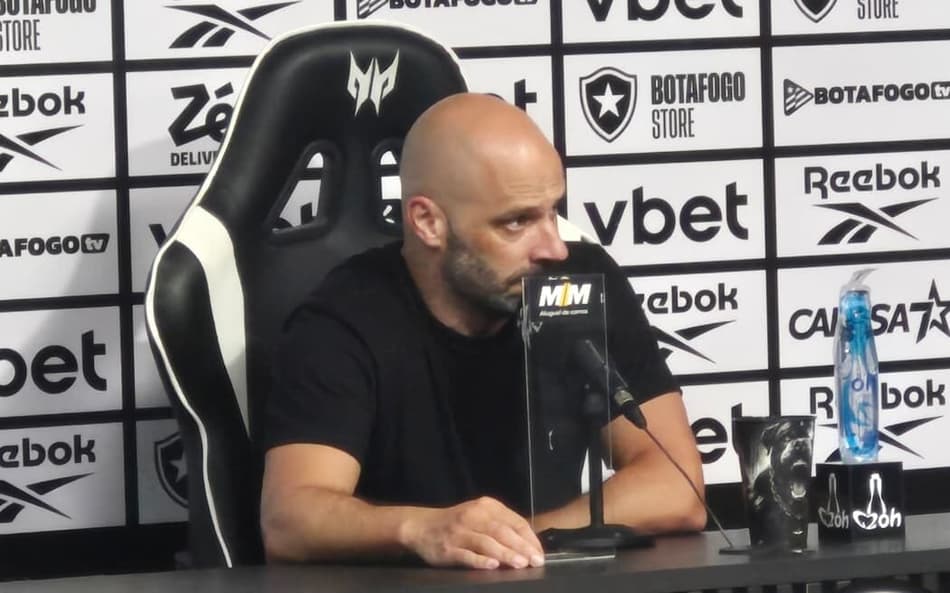 Franclim Carvalho ouve pergunta de jornalista durante coletiva do Botafogo