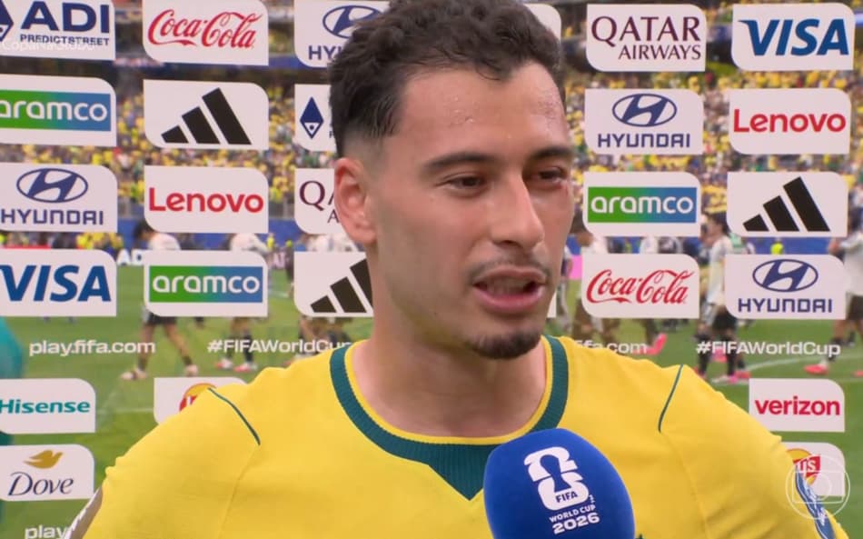 Gabriel Martinelli fala ao microfone em entrevista após o fim de Brasil x Japão no gramado do NRG Stadium