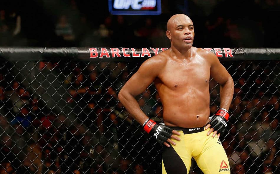 Anderson Silva, com as mãos na cintura, espera a luta no UFC
