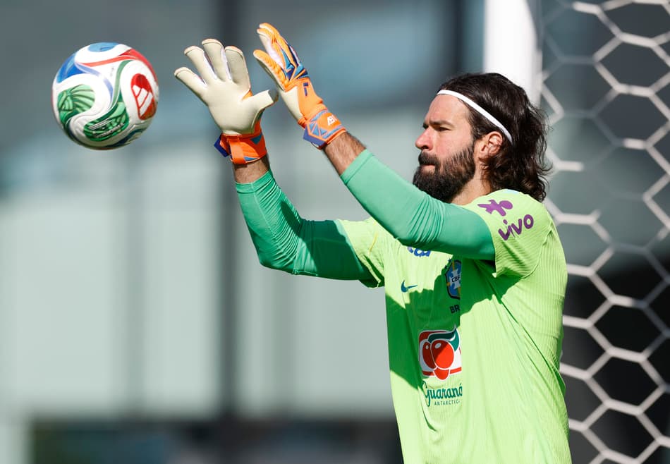 Goleiro Alisson em treino da Seleção Brasileira