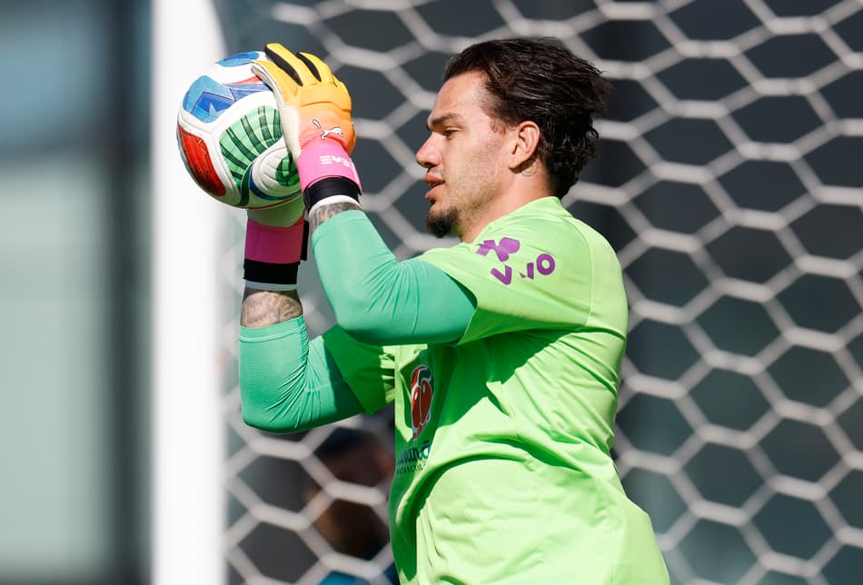 Goleiro Ederson em treino da Seleção Brasileira