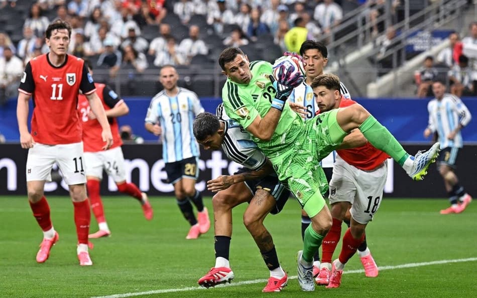 Goleiro da Argentina, Emiliano Martinez, na vitória por 2 a 0 sobre a Áustria
