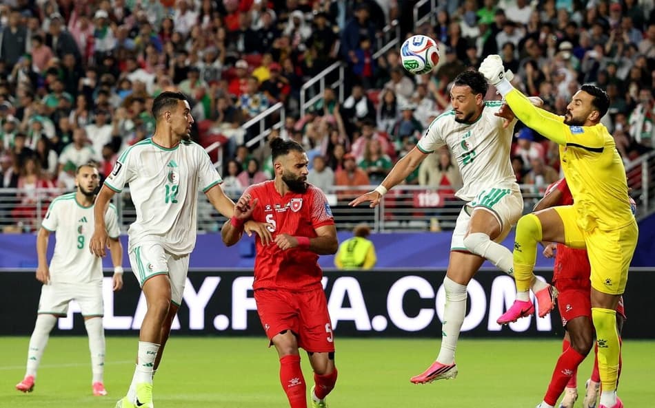 Goleiro da Jordânia Yazeed Abulaila salta para fazer uma defesa na derrota para a Argélia na Copa do Mundo