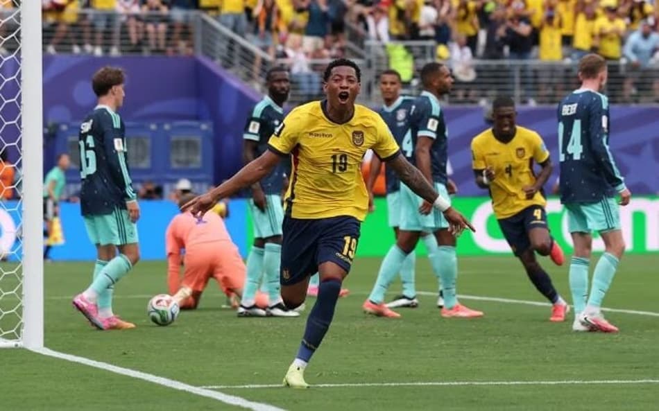 Gonzalo Plata comemora gol da virada do Equador sobre a Alemanha