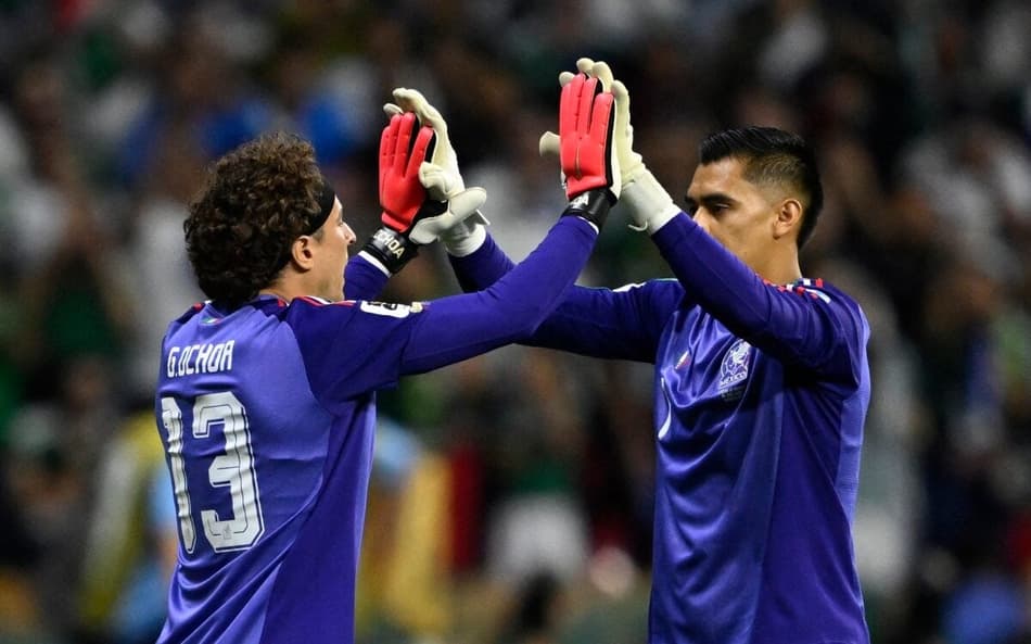 Guillermo Ochoa é saudado pelo goleiro Raul Rangel