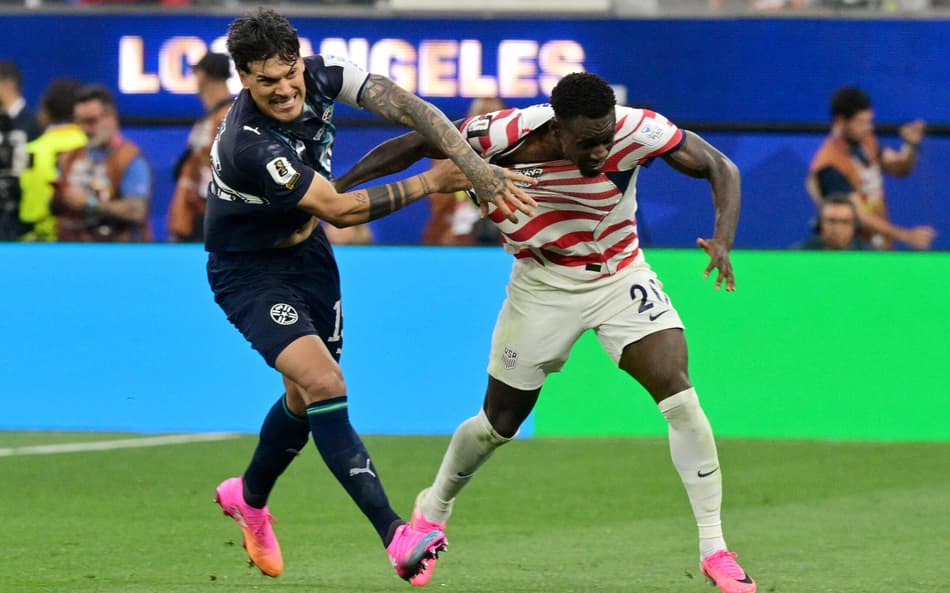 Gustavo Gómez agarra Balogun na Copa do Mundo (Foto: Frederic J. BROWN / AFP)