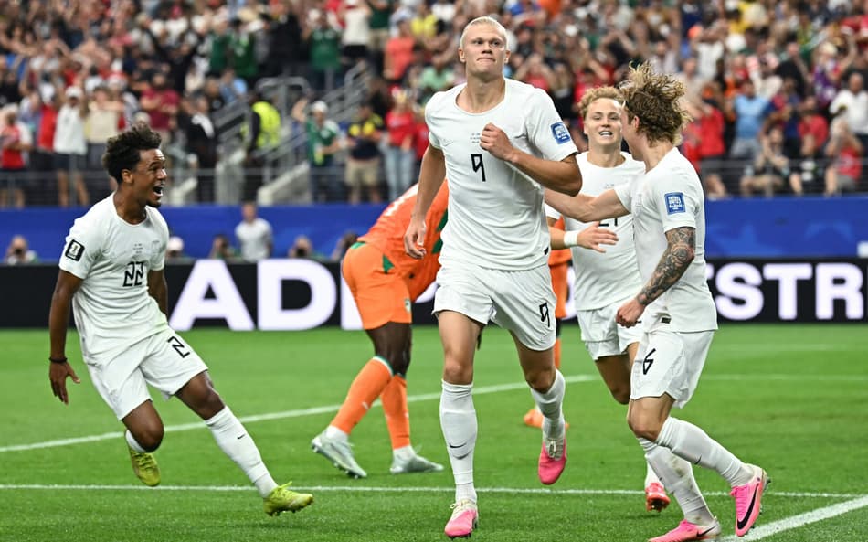Haaland comemorando o gol da classificação da Noruega contra a Costa do Marfim na Copa do Mundo