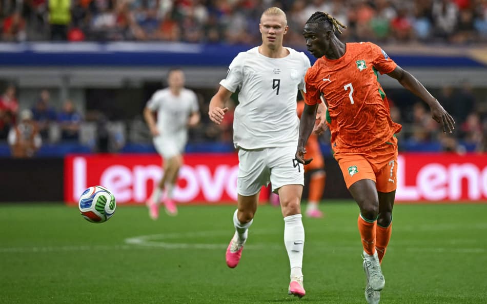 Haaland, da Noruega, em disputa de bola contra a Costa do Marfim na Copa do Mundo
