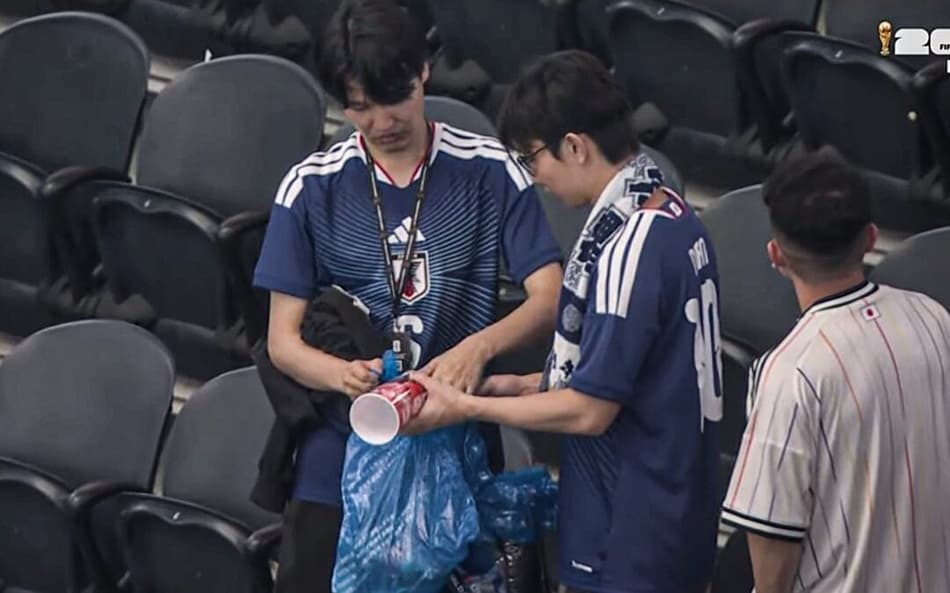Torcedores do Japão limpam o estádio em Dallas (Reprodução)