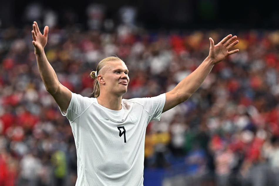 Haaland comemora de braços abertos gol marcado pela Noruega sobre a Costa do Marfim, na Copa do Mundo