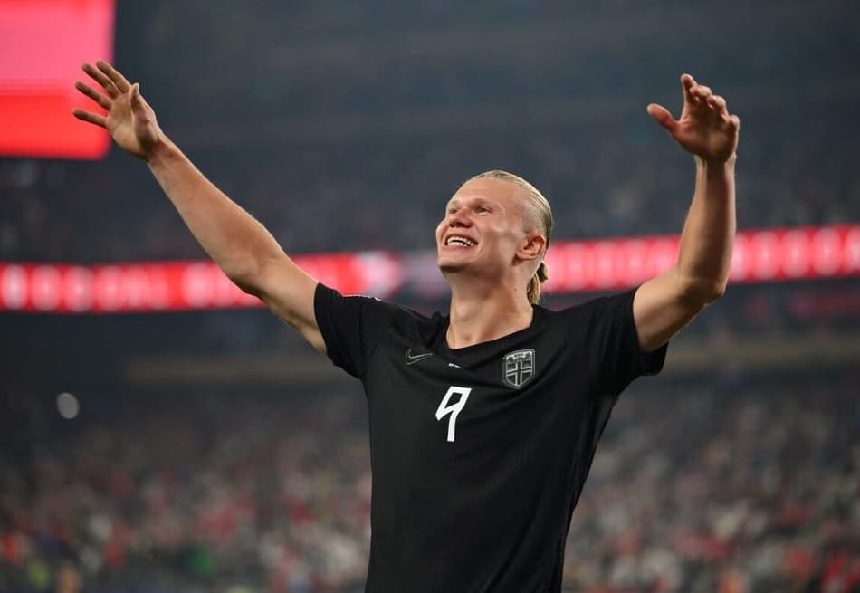 Erling Haaland abre os braços e comemora gol da Noruega