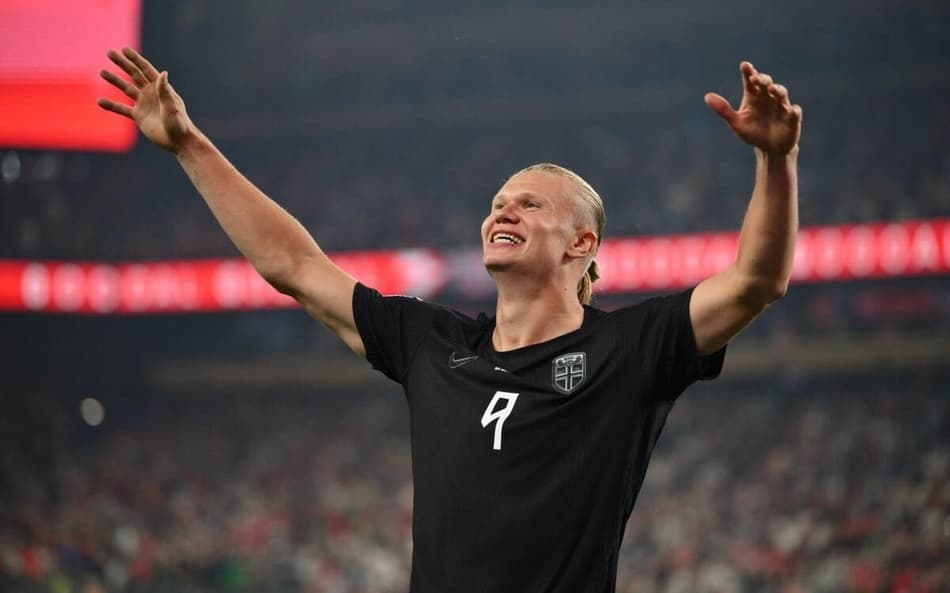 Erling Haaland abre os braços e comemora gol da Noruega