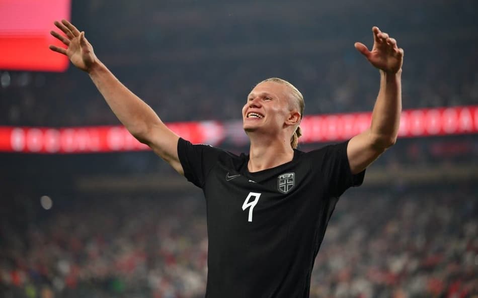Erling Haaland abre os braços e comemora gol da Noruega