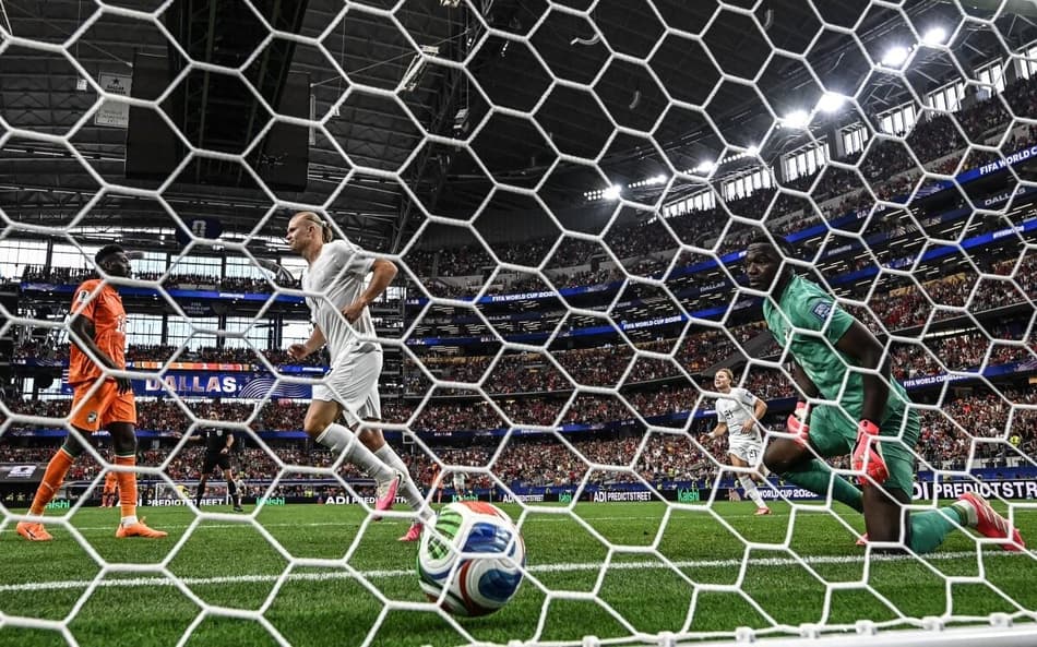Haaland corre para comemorar o gol da vitória da Noruega sobre a Costa do Marfim
