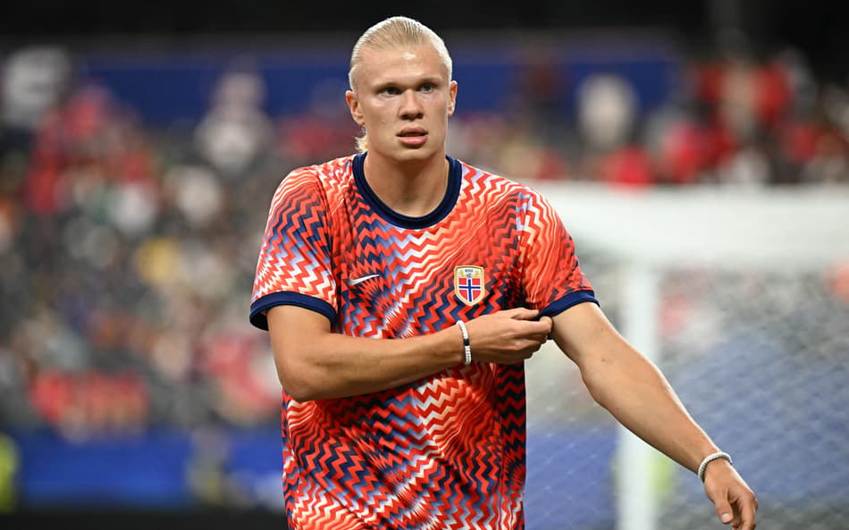 O atacante da Noruega, Erling Braut Haaland (nº 09), realiza aquecimento antes da partida de futebol das oitavas de final da Copa do Mundo de 2026 entre Costa do Marfim e Noruega, no Dallas Stadium, em Arlington (Foto: Paul Ellis / Afp)
