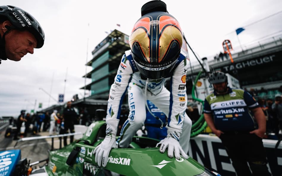 Helio Castroneves deixando o cockpit de seu Dallara Honda na Indy 500