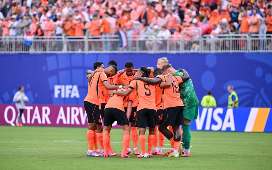 Jogadores da Holanda conversam no gramado