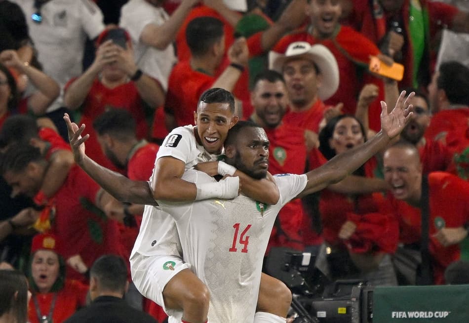 Diop levanta os braços em comemoração ao gol