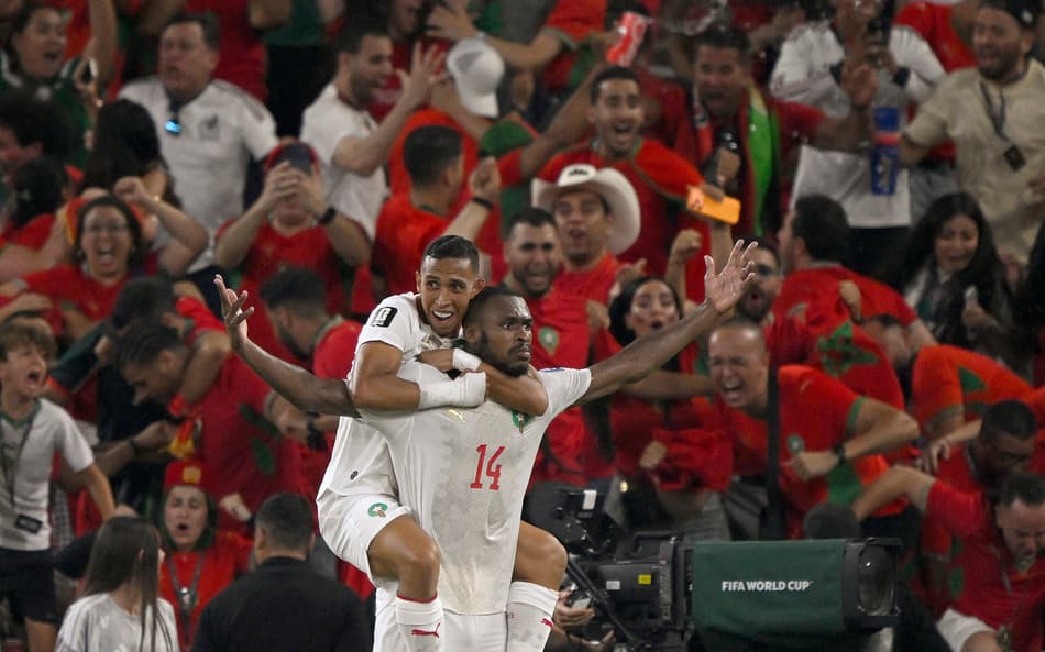 Diop levanta os braços em comemoração ao gol