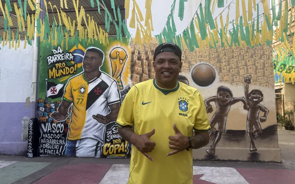 MC Darlan na barreira do Vasco gravando o clipe de 'Oi, boa noite!' (Foto: Fábia Anselmo/Lance!)