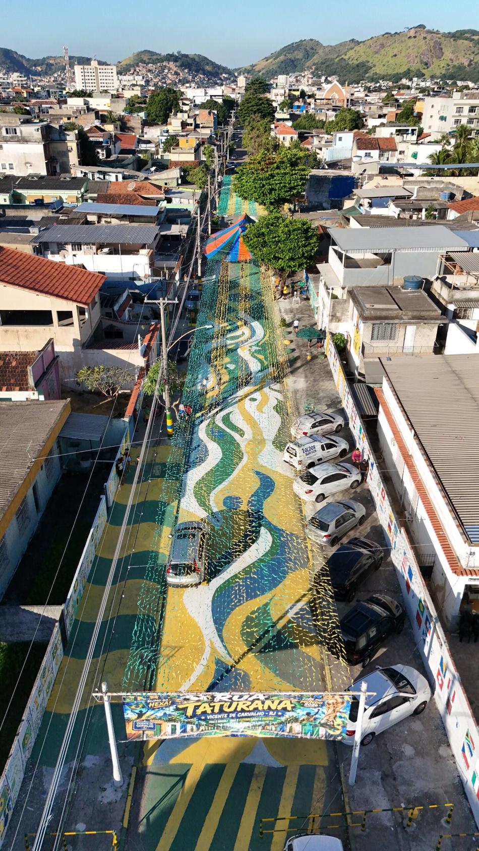 ‘Equipe Rua Taturana’, no Rio, mantém tradição de pintar ruas para a Copa do Mundo desde 1982