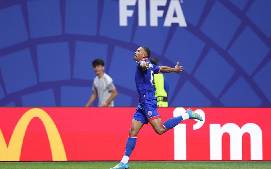 Isidor, jogador do Haiti, comemorando o gol contra o marrocos na Copa do Mundo