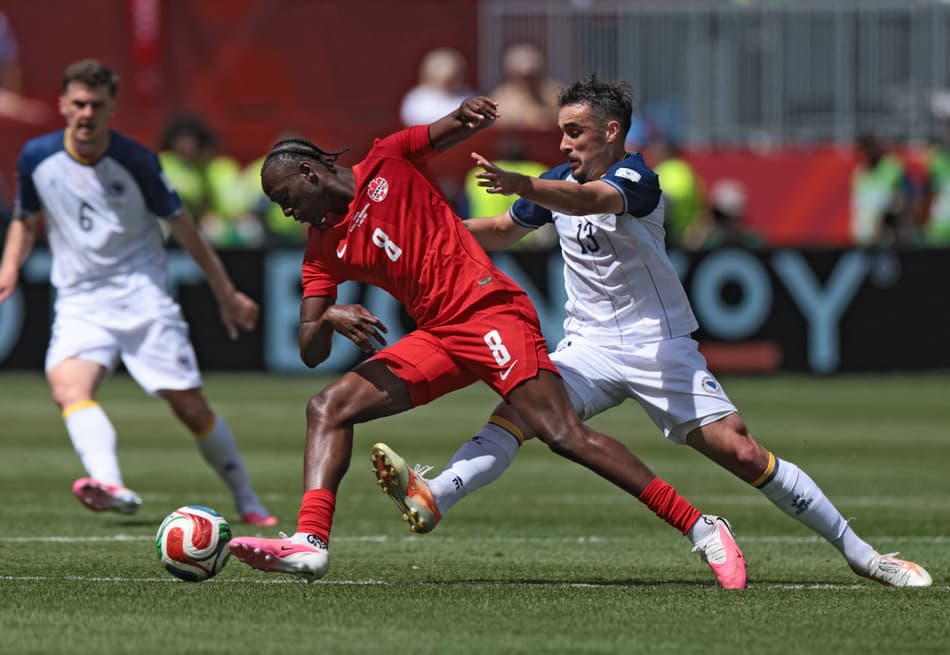 O meio-campista canadense #08 Ismael Kone (C) disputa a bola com o meio-campista da Bósnia-Herzegovina, #13 Ivan Basic, durante a partida do Grupo B da Copa do Mundo de 2026 entre Canadá e Bósnia e Herzegovina no Estádio de Toronto, em Toronto, em 12 de junho de 2026
