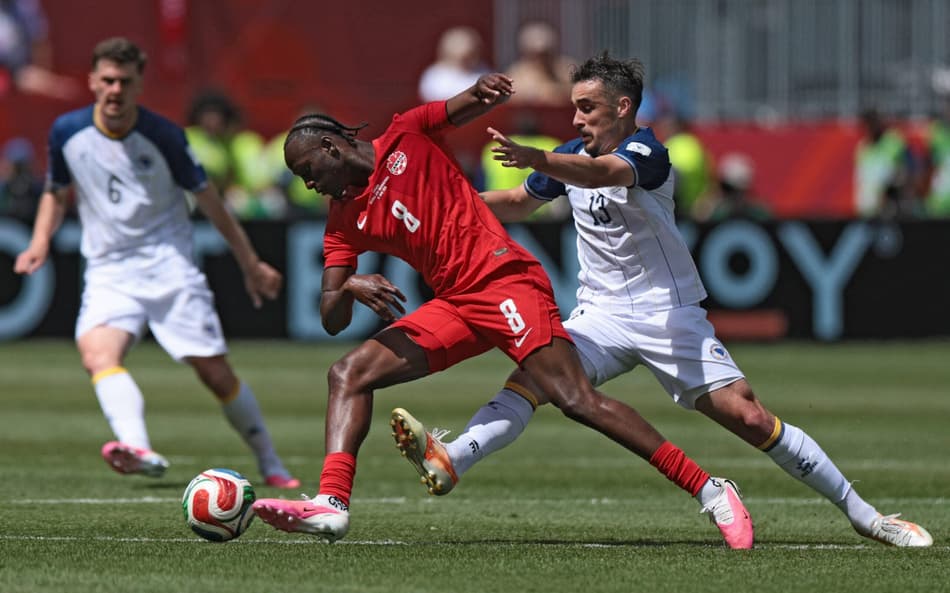 O meio-campista canadense #08 Ismael Kone (C) disputa a bola com o meio-campista da Bósnia-Herzegovina, #13 Ivan Basic, durante a partida do Grupo B da Copa do Mundo de 2026 entre Canadá e Bósnia e Herzegovina no Estádio de Toronto, em Toronto, em 12 de junho de 2026