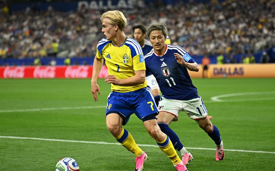 Jogadores de Suécia e Japão durante jogo da Copa do Mundo