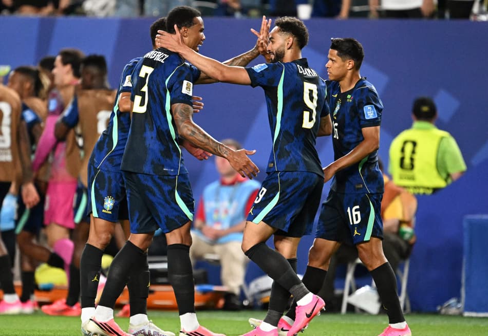 Jogadores do Brasil comemorando contra o Haiti na Copa do Mundo