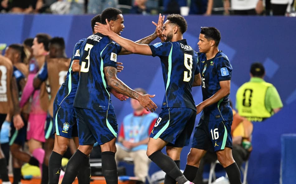 Jogadores do Brasil comemorando contra o Haiti na Copa do Mundo