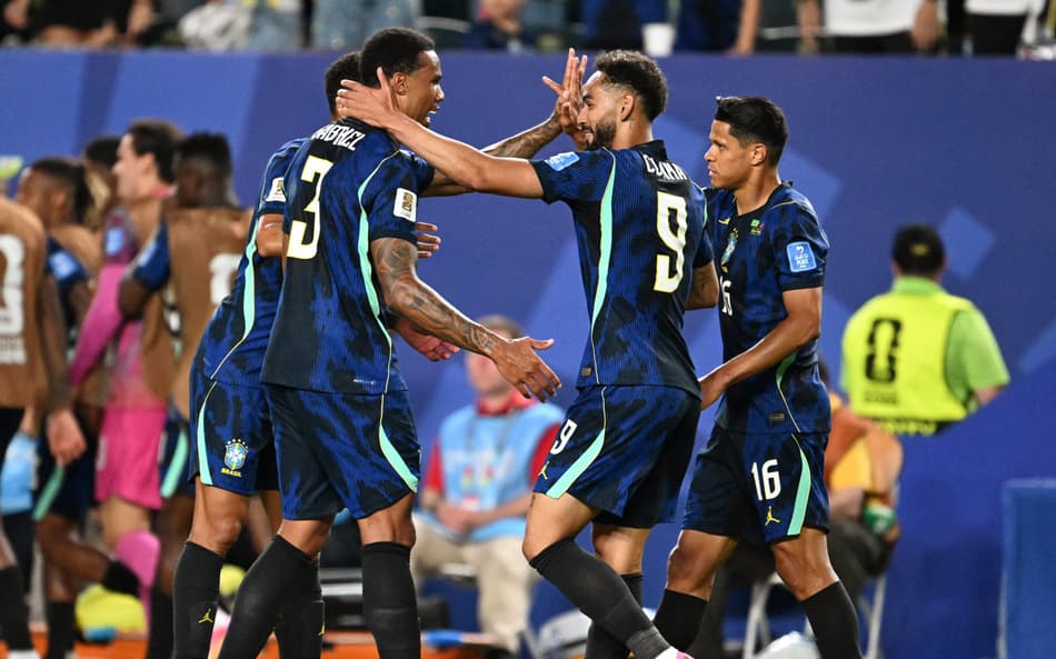 Jogadores do Brasil comemorando contra o Haiti na Copa do Mundo