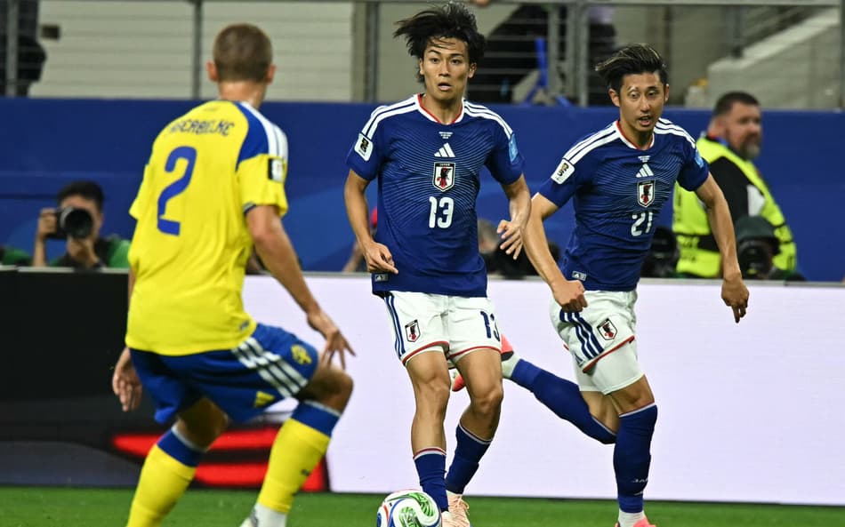 Jogadores do Japão olham para bola