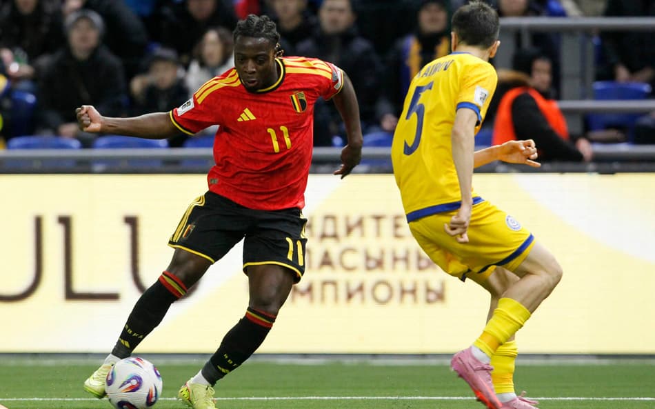 Jeremy Doku em ação pela Bélgica contra o Cazaquistão, pelas Eliminatórias da Europa