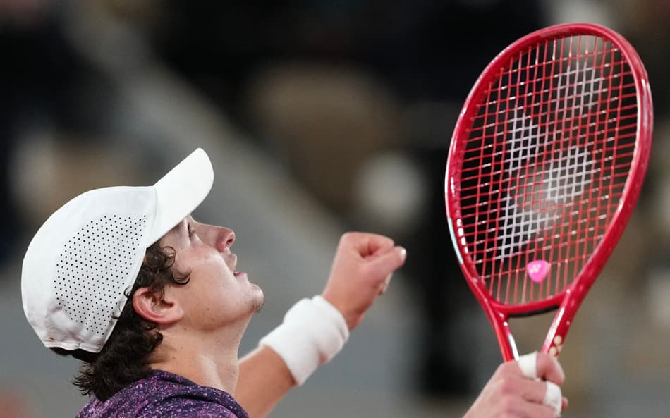 João Fonseca celebra vitória contra Casper Ruud em Roland Garros (Foto: Dimitar DILKOFF / AFP)