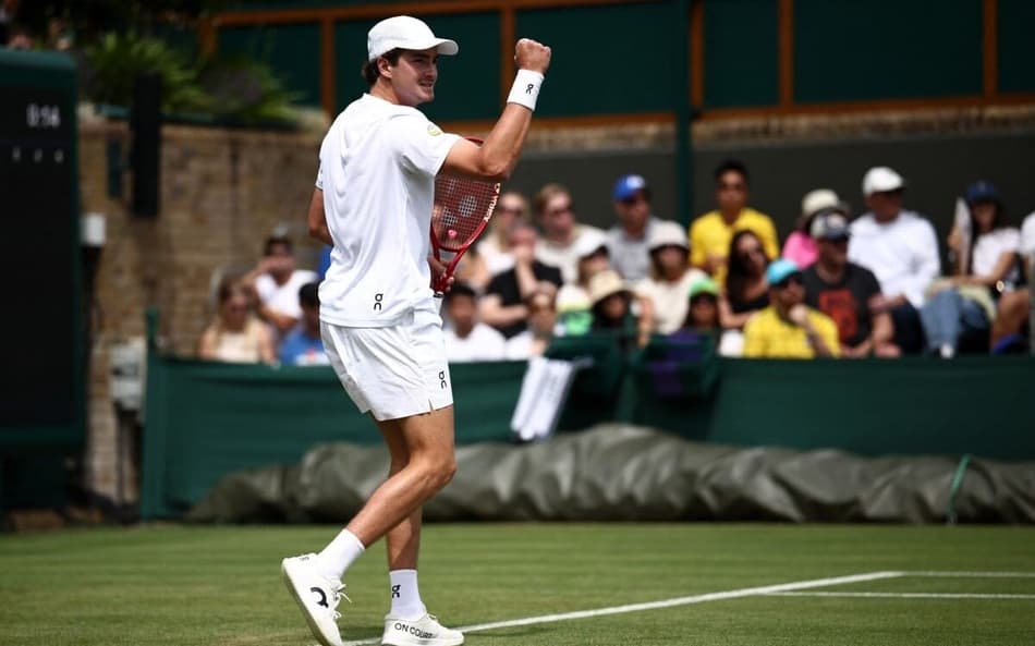 João Fonseca conquista vitória na estreia de Wimbledon (Foto: Henry NICHOLLS / AFP)