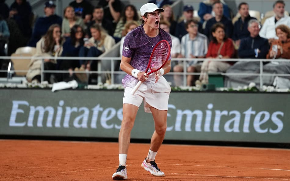 João Fonseca em partida contra Casper Ruud, em Roland Garros (Foto: Dimitar DILKOFF / AFP)