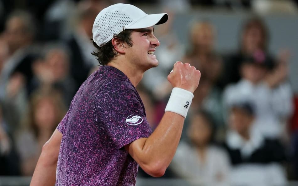 João Fonseca gesticula na derrota para o tcheco Jakub Mensik em Roland Garros (Foto: Thomas SAMSON / AFP)