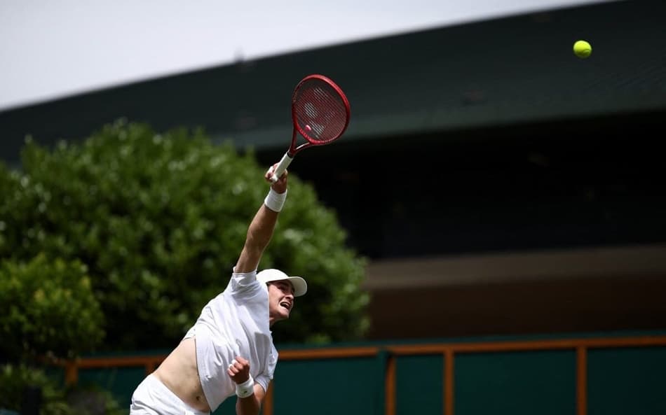 João Fonseca saca na vitória na estreia em Wimbledon contra Roberto Bautista-Agut