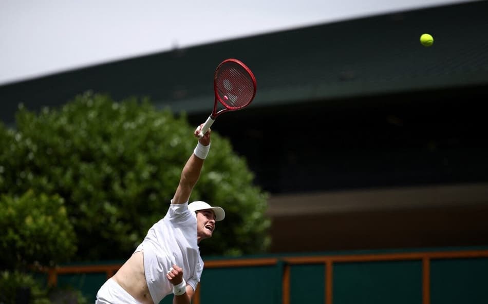 João Fonseca saca na vitória na estreia em Wimbledon contra Roberto Bautista-Agut