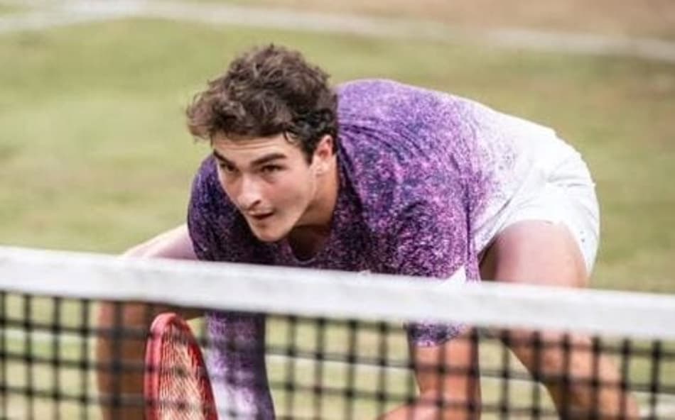 João Fonseca se agacha em jogo de duplas em Halle