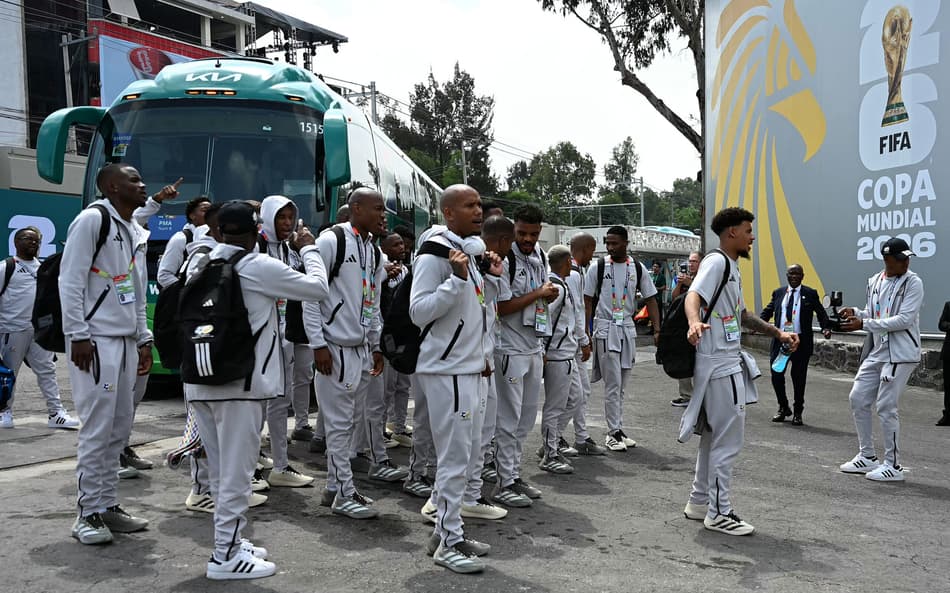 Jogadores da África do Sul chegam ao Estádio Azteca