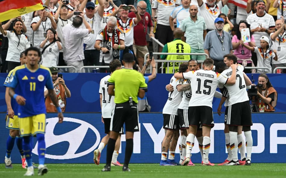 Jogadores da Alemanha comemoram gol marcado sobre Curaçao, na Copa do Mundo