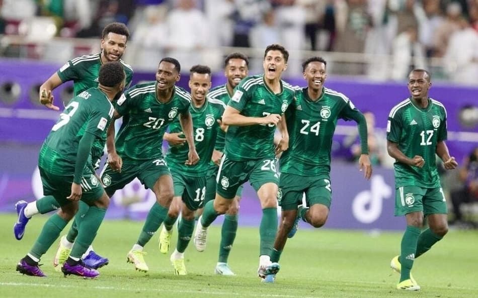 Jogadores da Arábia Saudita comemorando a classificação para a Copa do Mundo (Foto: Reprodução/X)