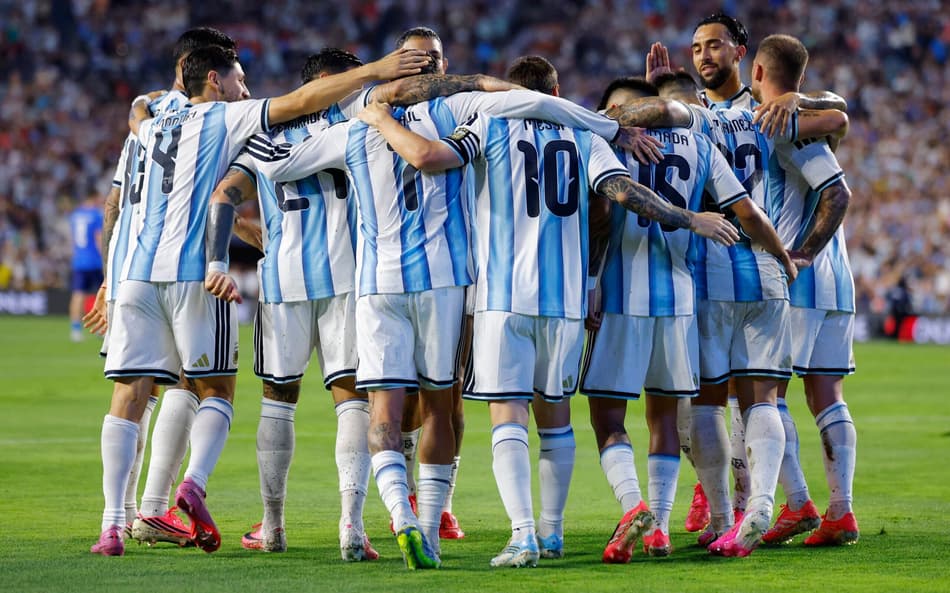 Jogadores da Argentina celebram gol contra a Islândia